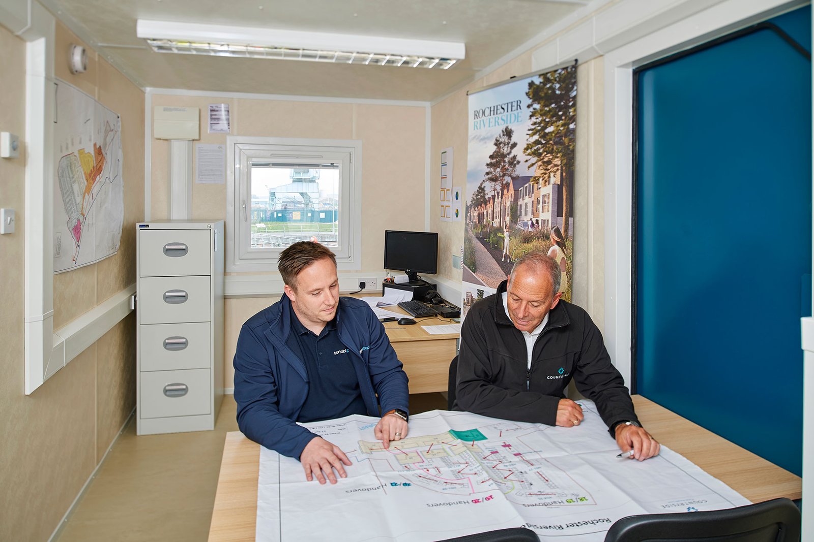 1006-Planning-meeting-in-an-ECOlink-office-cabin.jpg